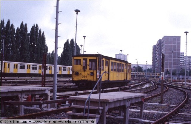 GI- berfhrungszug 710 012-2 auf dem Gelnde der Betriebswerkstatt Friedrichsfelde