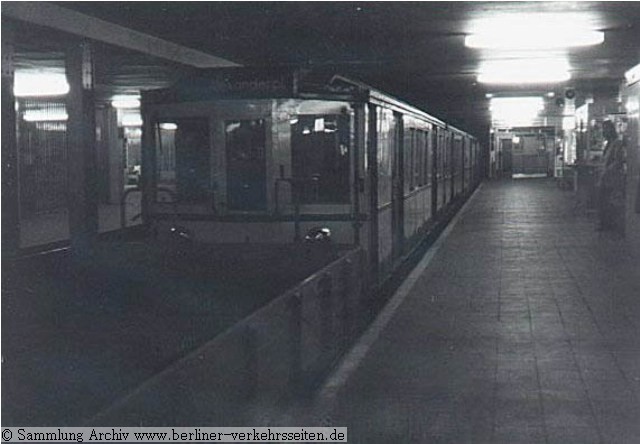 Versteckte Aufnahme vom berfhrungszug im Bahnhof Seestrae (1972)