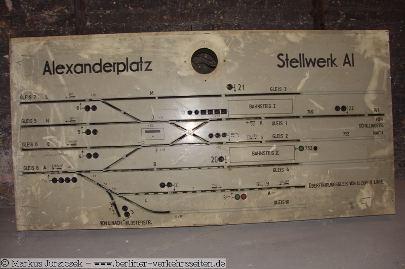 Die seit 1985 in einem Lagerraum vertaubte Fahrschautafel Al wurde an  die Berliner Unterwelten e.V. bergeben