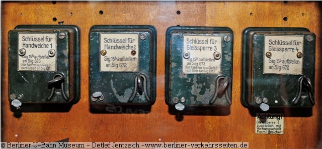 Schlsselkasten im Abfertigerraum Bahnsteig Boddinstrae. Heute befindet sich das Schlsselwerk im Berliner U-Bahn Museum