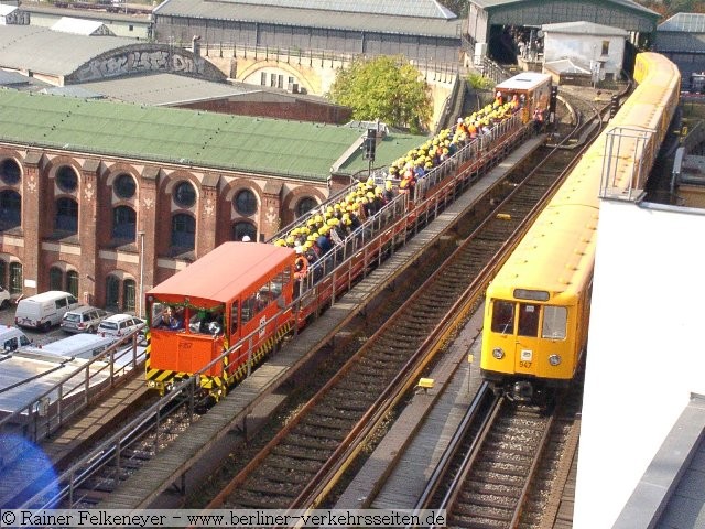 Berlin-Gleisdreieck_2002_Fahrzeugparade_100-Jahre_U-Bahn_BVG