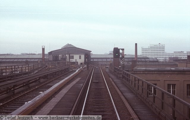 Aufnahme vom Einfahrsignal Richtung Bahnsteig (1978) mit Blick auf das Stellwerk Go auf dem oberen Bahnsteig