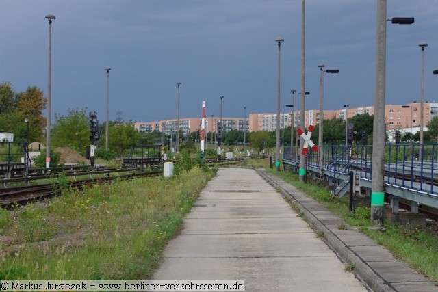 Einer der wenigen Bahnübergänge im Netz der Berliner U-Bahn (Hönow)