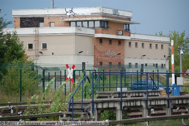 Stellwerksgebude Bahnhof Hnow (2011)