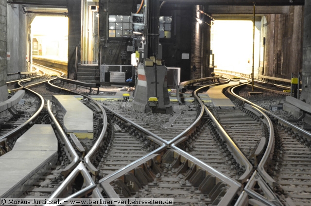 Blick aus der stlichen Kehranlage Hpu zum Bahnsteig (2015)
