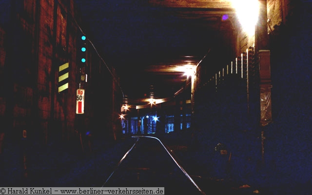 U-Bahnhof Hermannplatz: Signal  50 ABC mit Signal 2c (Foto: Harald Kunkel, 1978)
