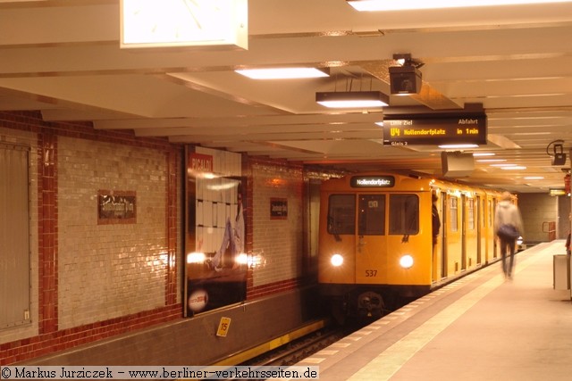 Nach Nollendorfplatz in einer Minute: Doppeltriebwagen A3E 537 steht zur Abfahrt bereit.