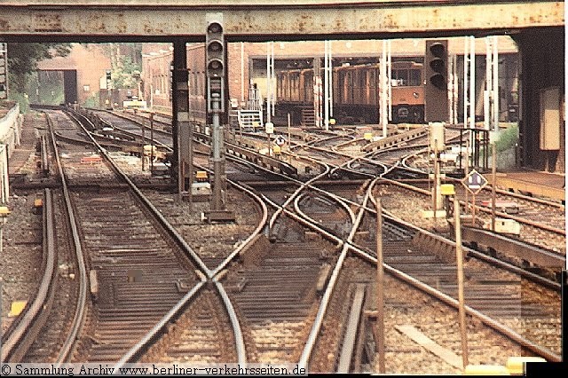 Blick unter Brücke 12 hindurch in die offene Wagenhalle Krumme Lanke