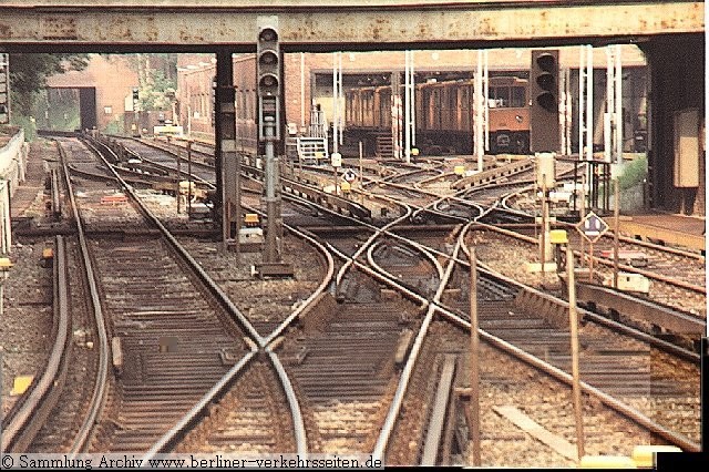 Blick unter Brcke 12 hindurch in die offene Wagenhalle Krumme Lanke