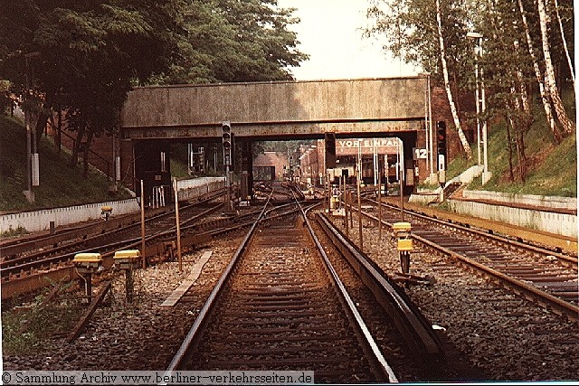 Stellwerk Krumme Lanke unter der Brücke 12