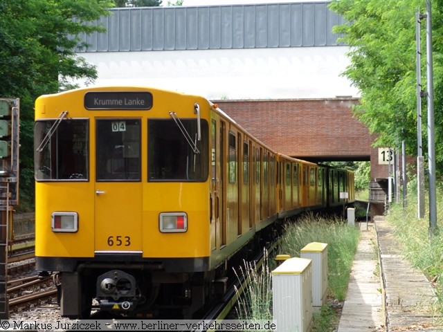 Untergrundbahn im Tageslicht