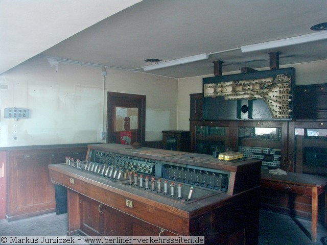 Alter Stellwerksraum K im Brückenbogen 12 (6/2011)