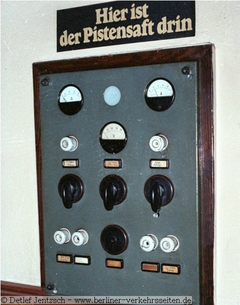 Stellwerkschalttafel Stw K mit spaßigem Hinweis der Stellwerksmannschaft (1978)