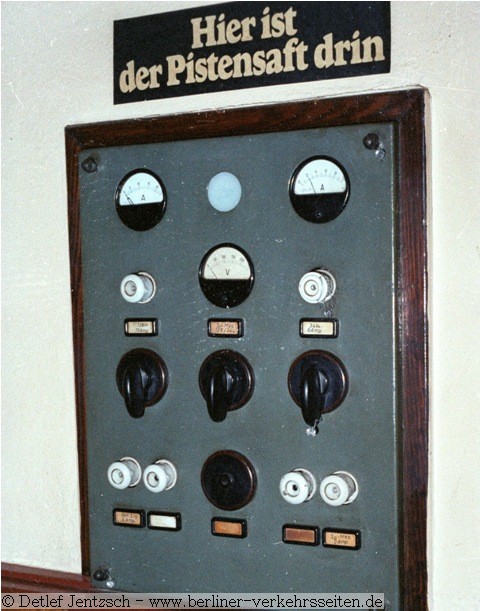 Stellwerkschalttafel Stw K mit spaigem Hinweis der Stellwerksmannschaft (1978)