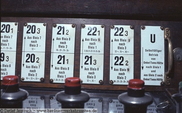 Bezeichnung der Hebel elektromechanisches Stellwerk Krumme Lanke (Berliner U-Bahn) 1978