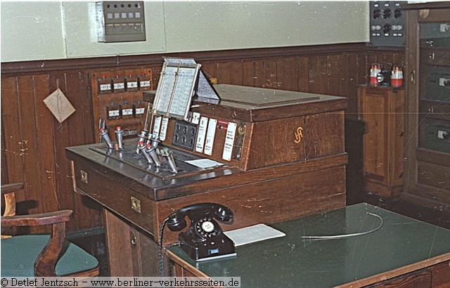 Kbu_Hebelbank_mit_Telefon