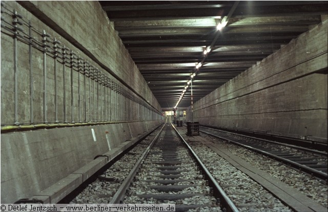 Abstellgleise Bhf. Leinestrae Richtung Bahnsteig Leinestrae (1978)