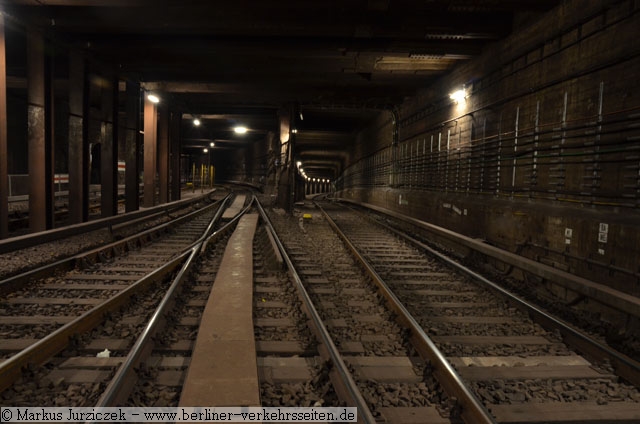 Blick in die Streckenverzweigung am Bahnhof Mehringdamm Richtung Sden