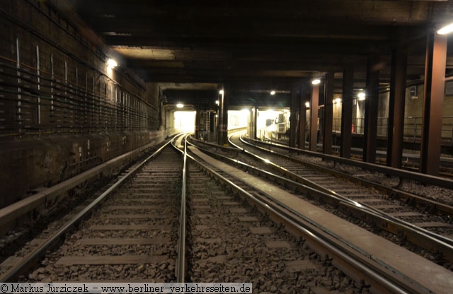 Ausfahrt U-Bahnhof Mehringdamm Richtung Sden in die beiden Strecken CI und CII