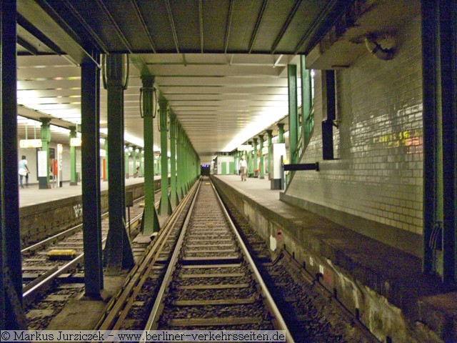 Abfertigungs- und Stellwerksgebude auf dem Bahnsteig Richtung Ruhleben (5/2011)