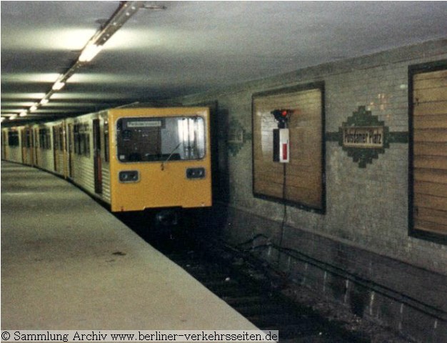 Nachrcksignal im Bahnsteig: Abstellbahnhof Potsdamer Platz unter dem militrischen Sperrgebiet  Leipziger Platz