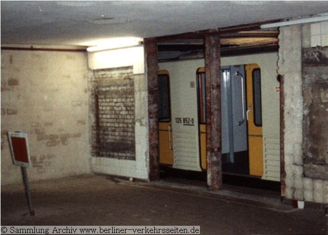 Abgestellter Wagenzug im Bahnhof Potsdamer Platz (1989)