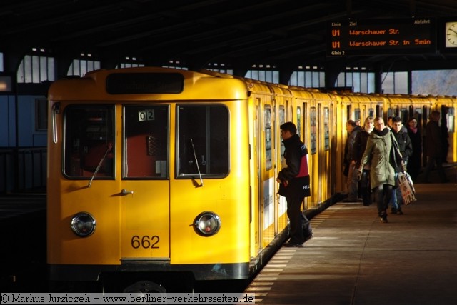 Doppeltriebwagen 662 in Mckernbrcke (Hochbahn)