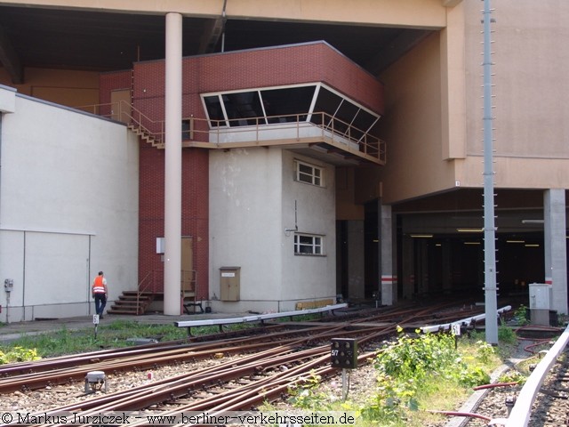 Der Stellwerksturm auf dem gelnde der Betriebswerkstatt Seestrae, von einem Gewerbezentrum umbaut