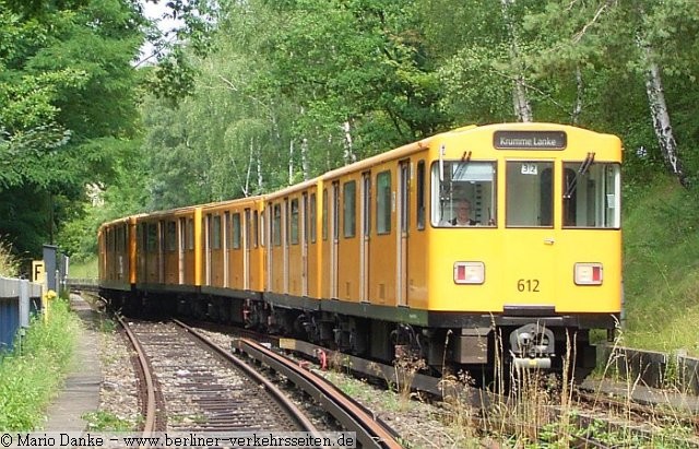 Gleiswechsel am Bahnhof Thielplatz  mit Triebwagen 612 im Sommer 2007 - Berliner U-Bahn in Dahlem