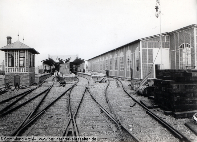 1901 Bahnhof Warschaue Brcke vor Erffnung der Strecke. Links das erste Stellwerk (mechanische Bauform) 