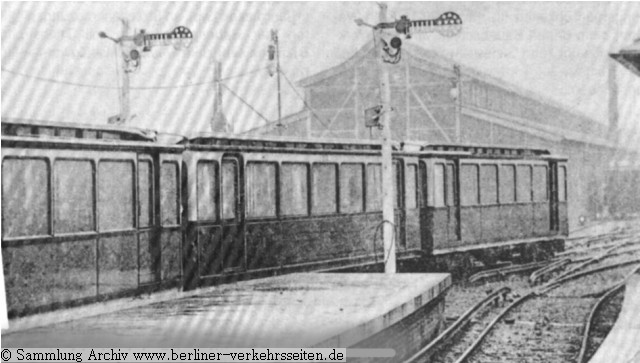 Warschauer Brcke: Ausfahrt eines Zuges. Bis 1925 standen hier die Formsignale
