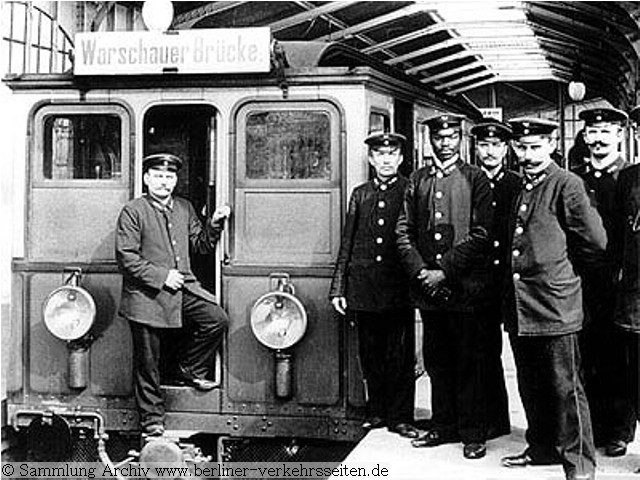 Zahlreiche Aufnahmen mit dem Fahrpersonal in der Bahnsteighalle Warschauer Brcke