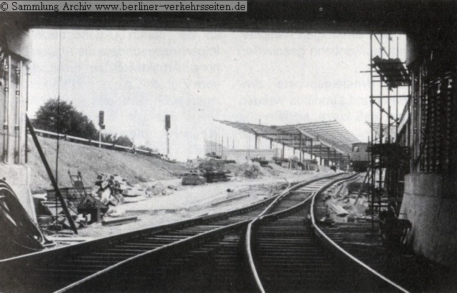 1987: Blick vom U-Bahntunnel zur Bahnsteiganlage (Bauzustand)