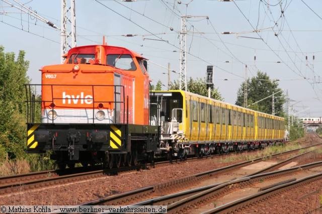 berfhrung Zugtyp Hk auf dem Schienenwege vom herstellerwerk in Hennigsdorf zum bergabebahnhof Wuhlheide