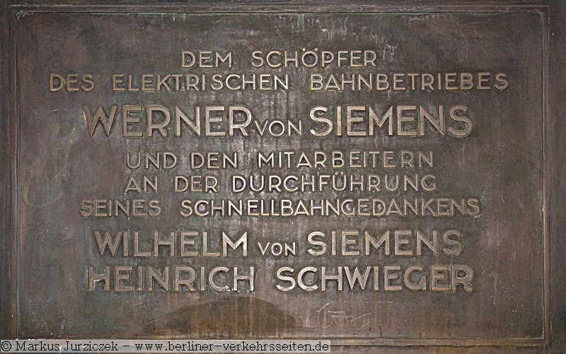 Gedenktafel der "Siemens-Kleinprofilbahn" in der Empfangshalle des Bahnhofes Nollendorfplatz (4/2010)