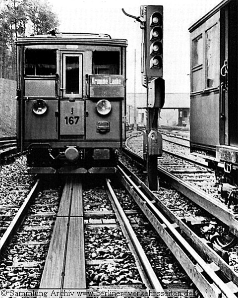 Triebwagen 167 (Typ A1) vor der Wagenhalle Krumme Lanke  mit LZB-Versuchseinrichtung 1928