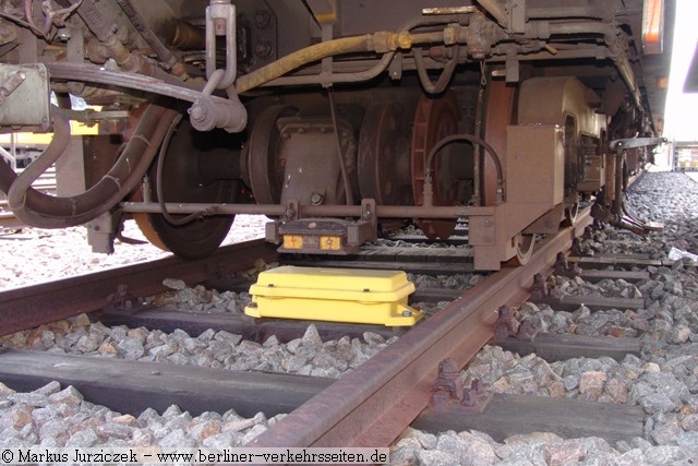 Magnetische Fahrsperre Berliner U-Bahn: der Gleismagnet auf der Holzschwelle und der Empfnger am Drehgestell des Triebwagens