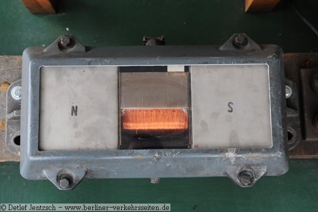 Magnetische Fahrsperre zur Darstellung mit durchsichtiger Abdeckung (Berliner U-Bahn-Museum)