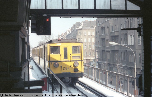 Lichtsignal mit mechanischen Fahrsperrenauslser (rechts) auf der Hochbahn in der Schnhauser Allee