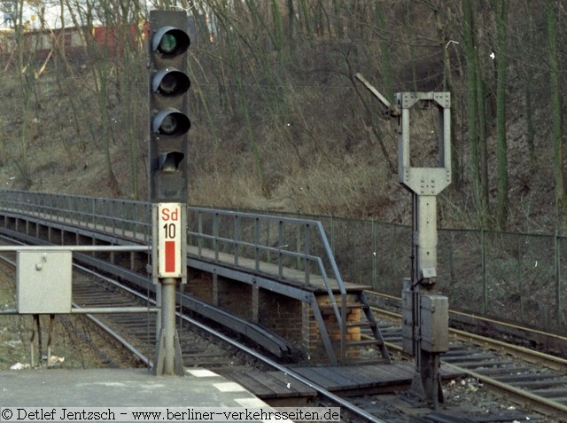 Letzte mechanische Fahrsperren im Westnetz am Bahnhof Olympiastadion (Sd) bis 1983