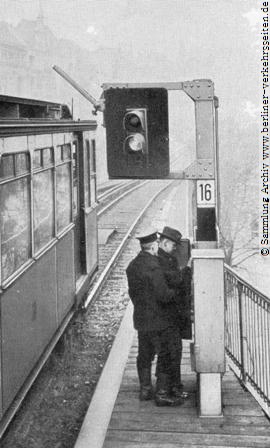 Signal zeigt Fahrt! Der Fahrsperrenausleger ist in 45°  Fahrtlage, der Auslösehebel auf dem zugdach kann das Signal ohne Zwangsbremsung  passieren. Berliner U-Bahn