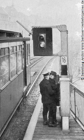 Signal zeigt Fahrt! Der Fahrsperrenausleger ist in 45  Fahrtlage, der Auslsehebel auf dem zugdach kann das Signal ohne Zwangsbremsung  passieren. Berliner U-Bahn