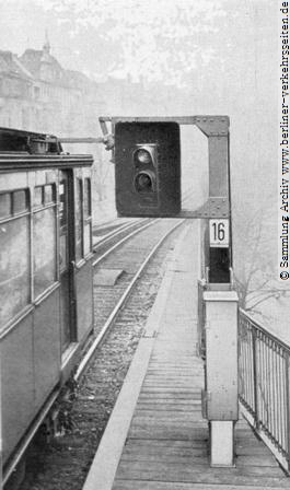 Signal zeigt Halt! Der Auslösehebel auf dem Zugdach wurde umgelegt, der Zug  gebremst. Berliner U-Bahn 
