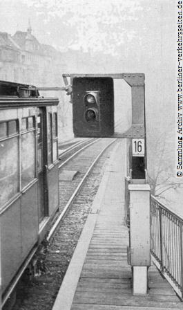 Signal zeigt Halt! Der Auslsehebel auf dem Zugdach wurde umgelegt, der Zug  gebremst. Berliner U-Bahn 