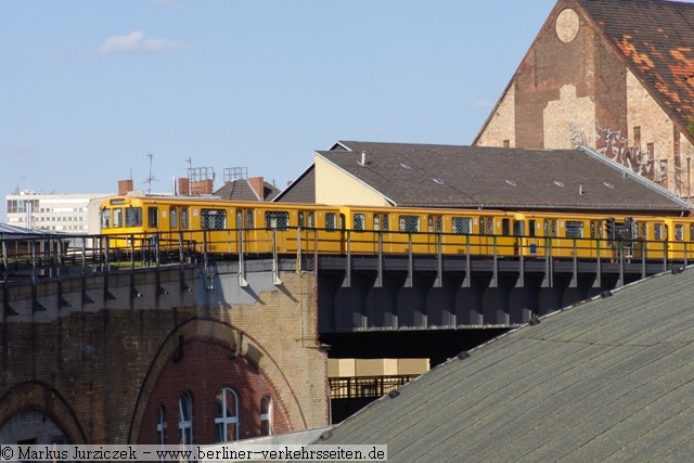 Ausfahrt nach Osten - Unter dem Viadukt die Nutzung der Viaduktbgen erkennbar (4-2010)