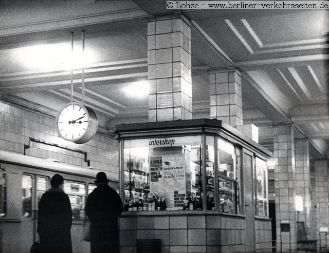 Bahnsteig der U-Bahnstrecke C mit Intershop