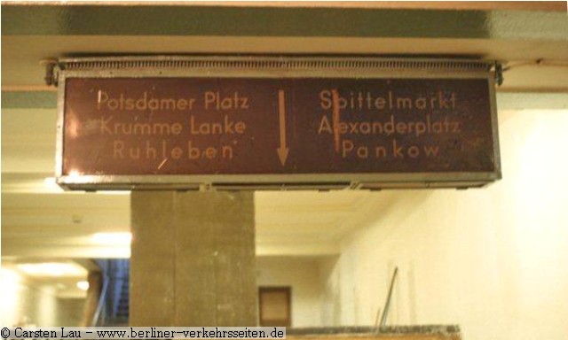 Stadtmitte umsteigen! Diese Hinweistafel war 1990 noch am Umsteigetunnel zwischen den Linien A und C (6 und 2) sichtbar,. Auf der Linie A wurden diese Fahrziele jedoch erst  ab November 1993 mglich.
