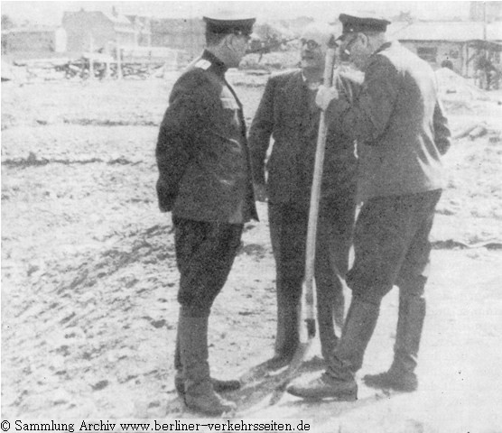 BVG-Ost Direktor Knapp mit sowjetischen Offizieren (1949) Repro aus [2]